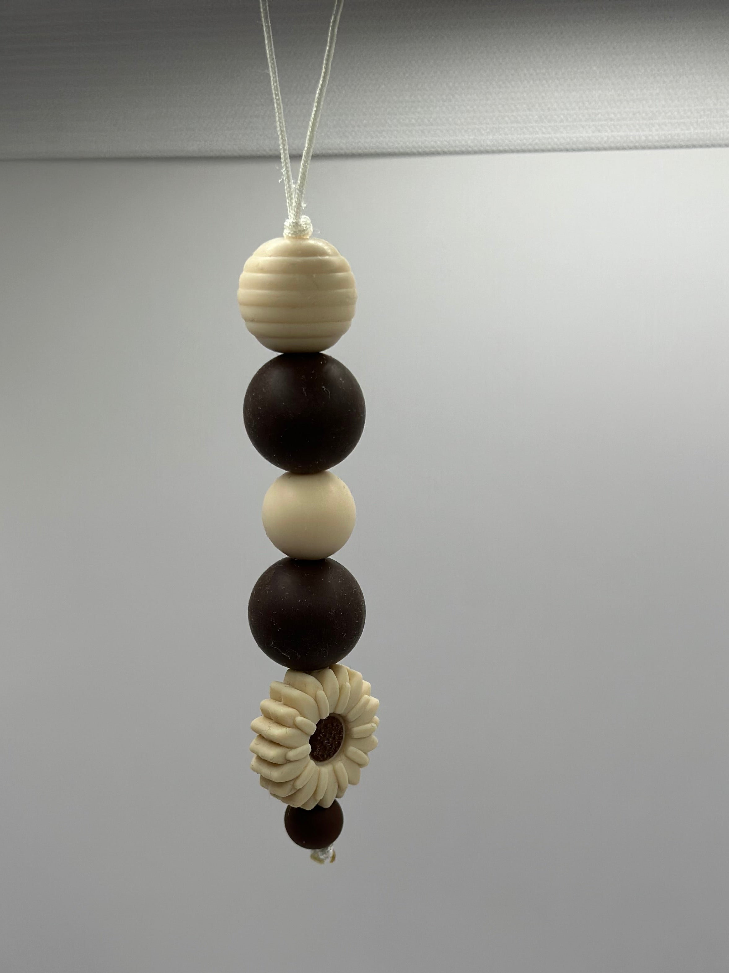 Bijou téléphone cappuccino 14cm couleurs café marguerite beige Atelier Aorée I