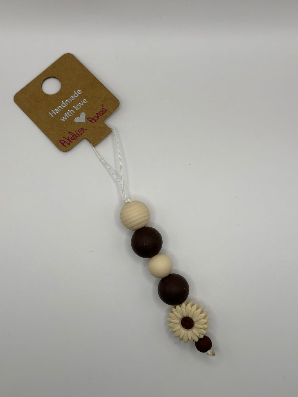 Détail bijou téléphone artisanal couleurs chocolat beige fait main France