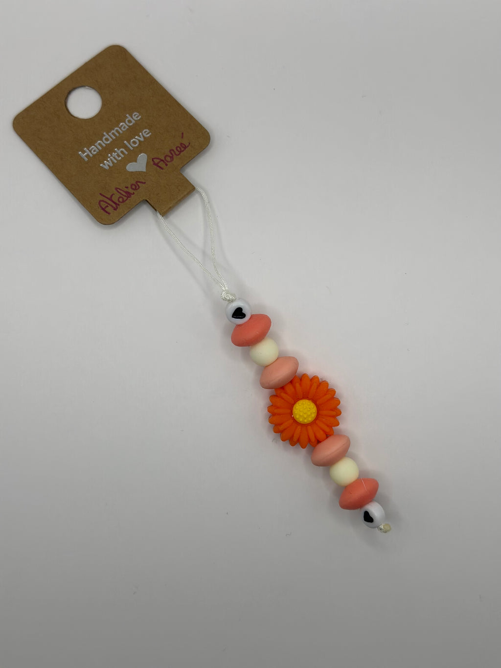 Détail bijou téléphone artisanal couleurs fruitées fait main France 