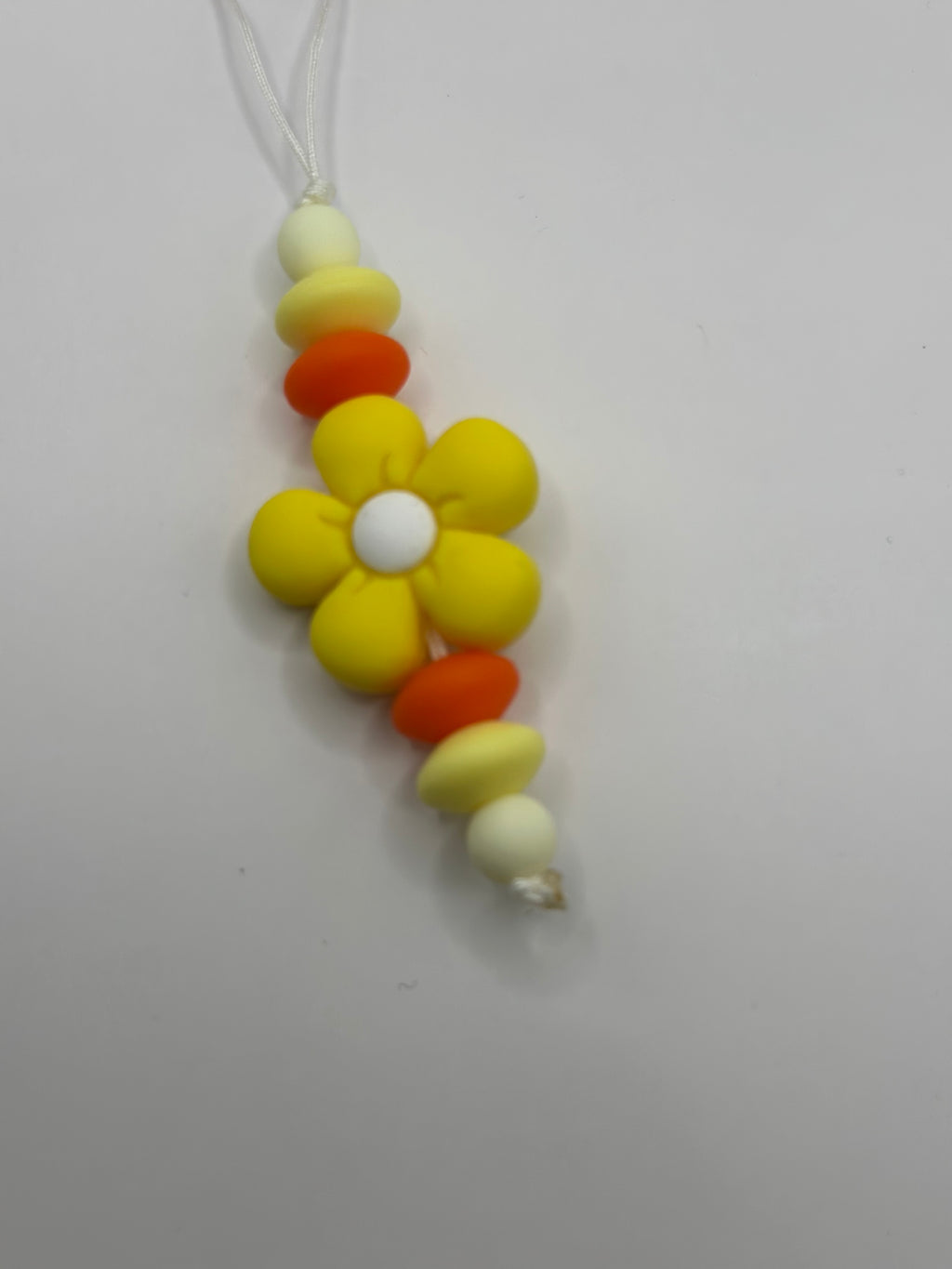  Détail bijou téléphone artisanal fleur jaune perles éclatantes fait main