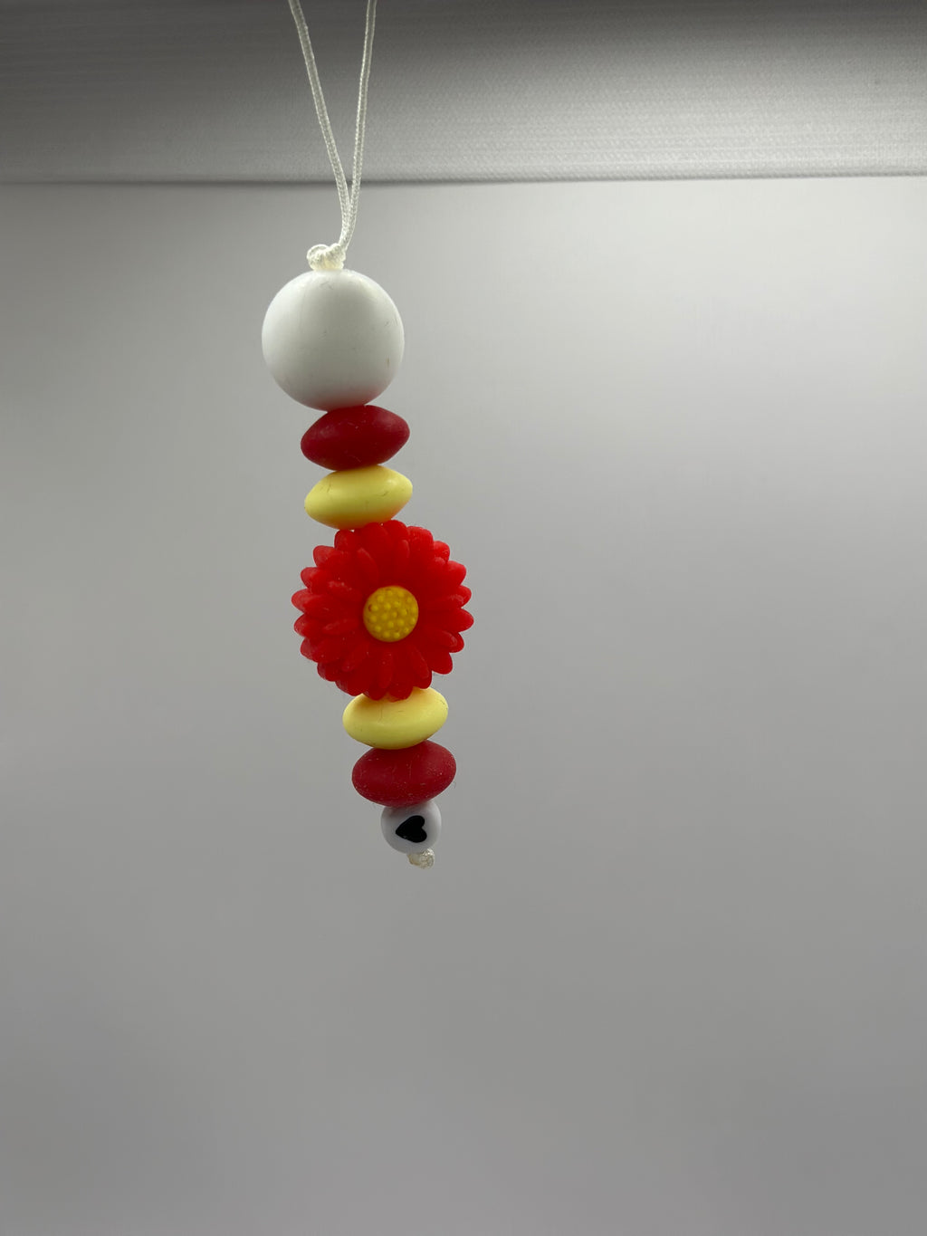  Bijou téléphone coquelicot 12cm perles rouge jaune blanc champêtre Atelier Aorée