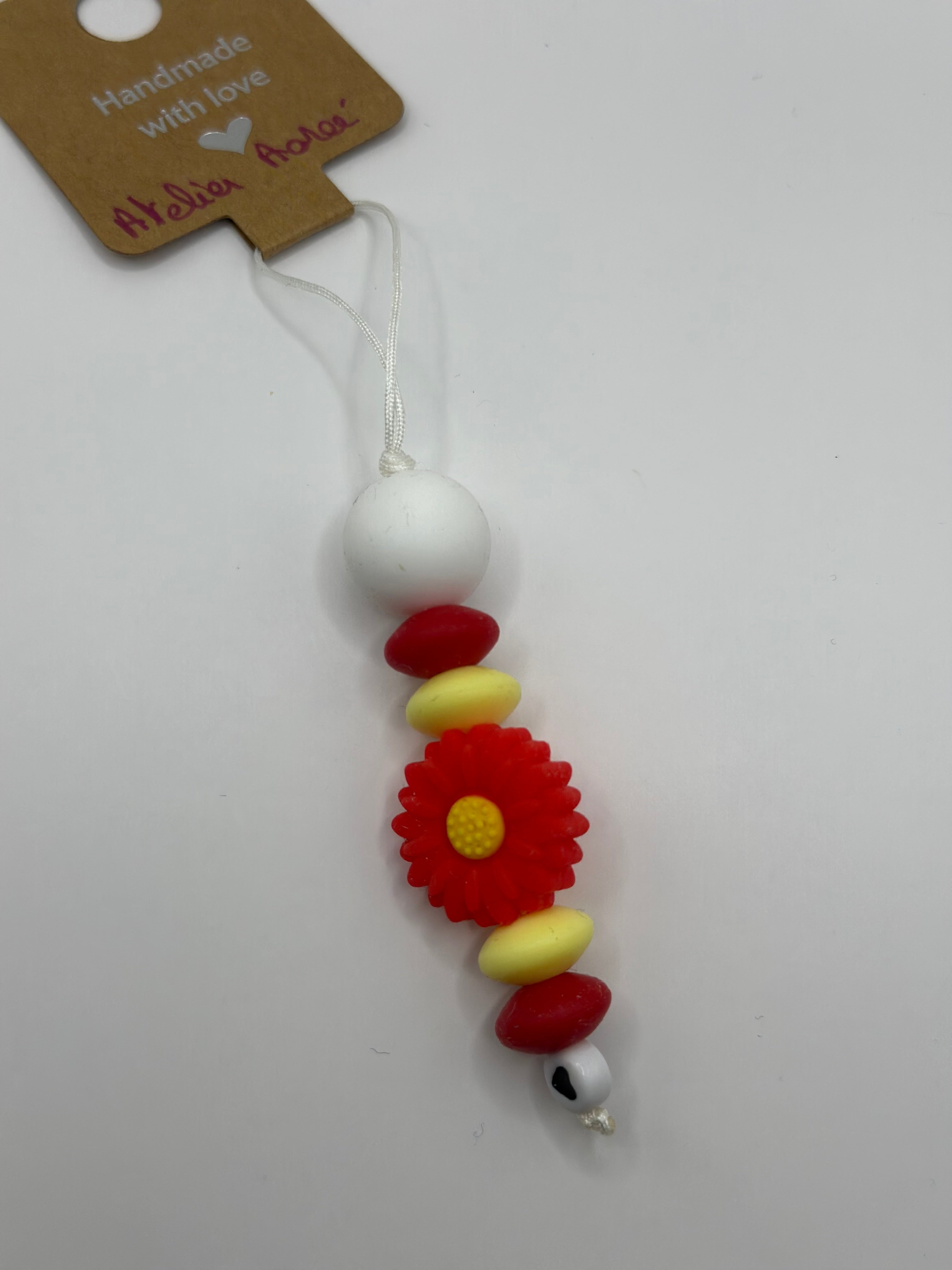 Détail bijou téléphone artisanal inspiration florale fait main France 