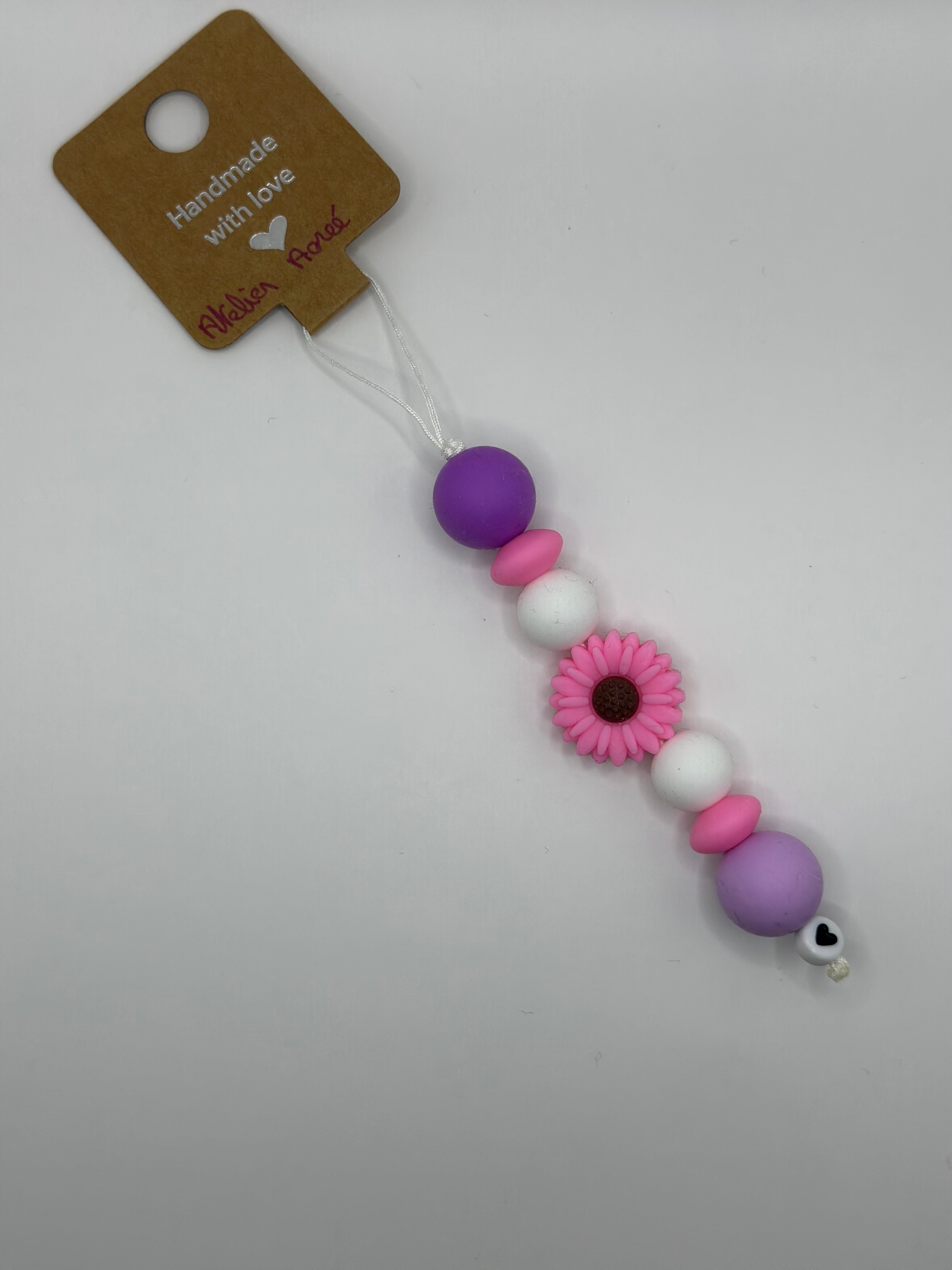  Détail bijou téléphone artisanal fleur rose perles blanches fait main France