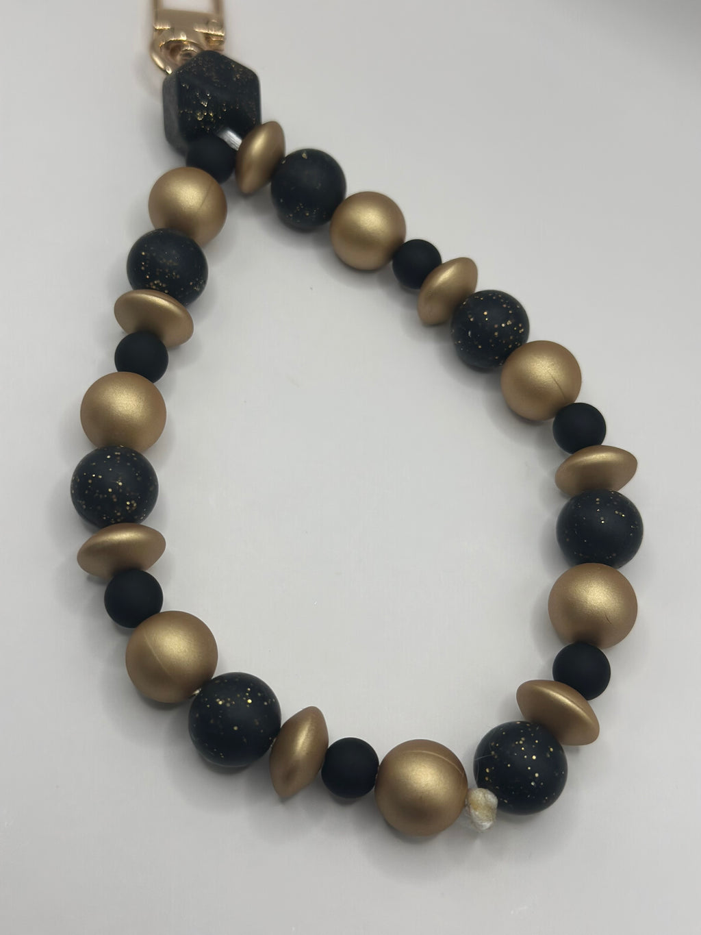 Bijou Téléphone Noir et Doré Élégant - Fait Main France | Atelier Aorée