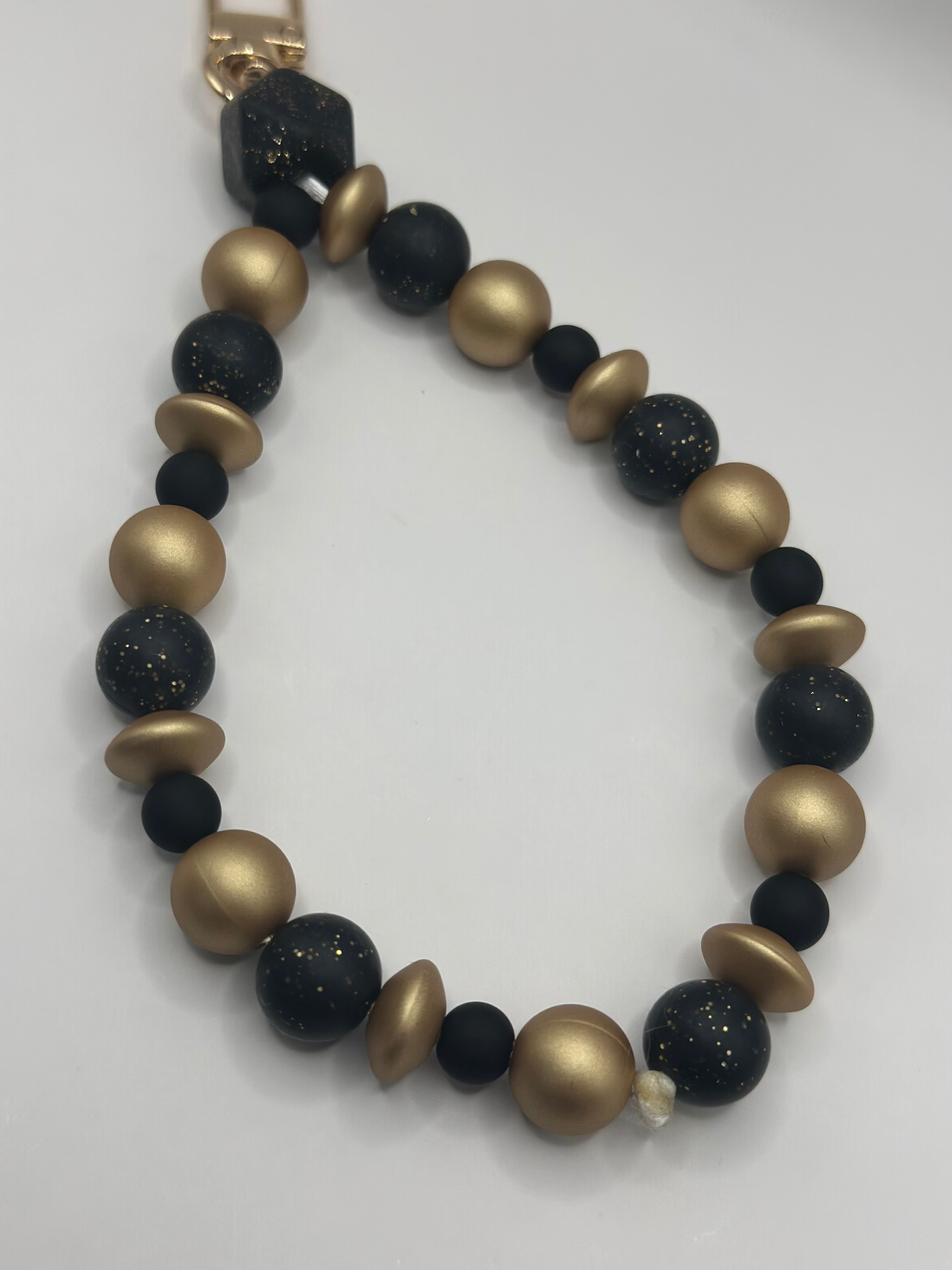 Bijou Téléphone Noir et Doré Élégant - Fait Main France | Atelier Aorée