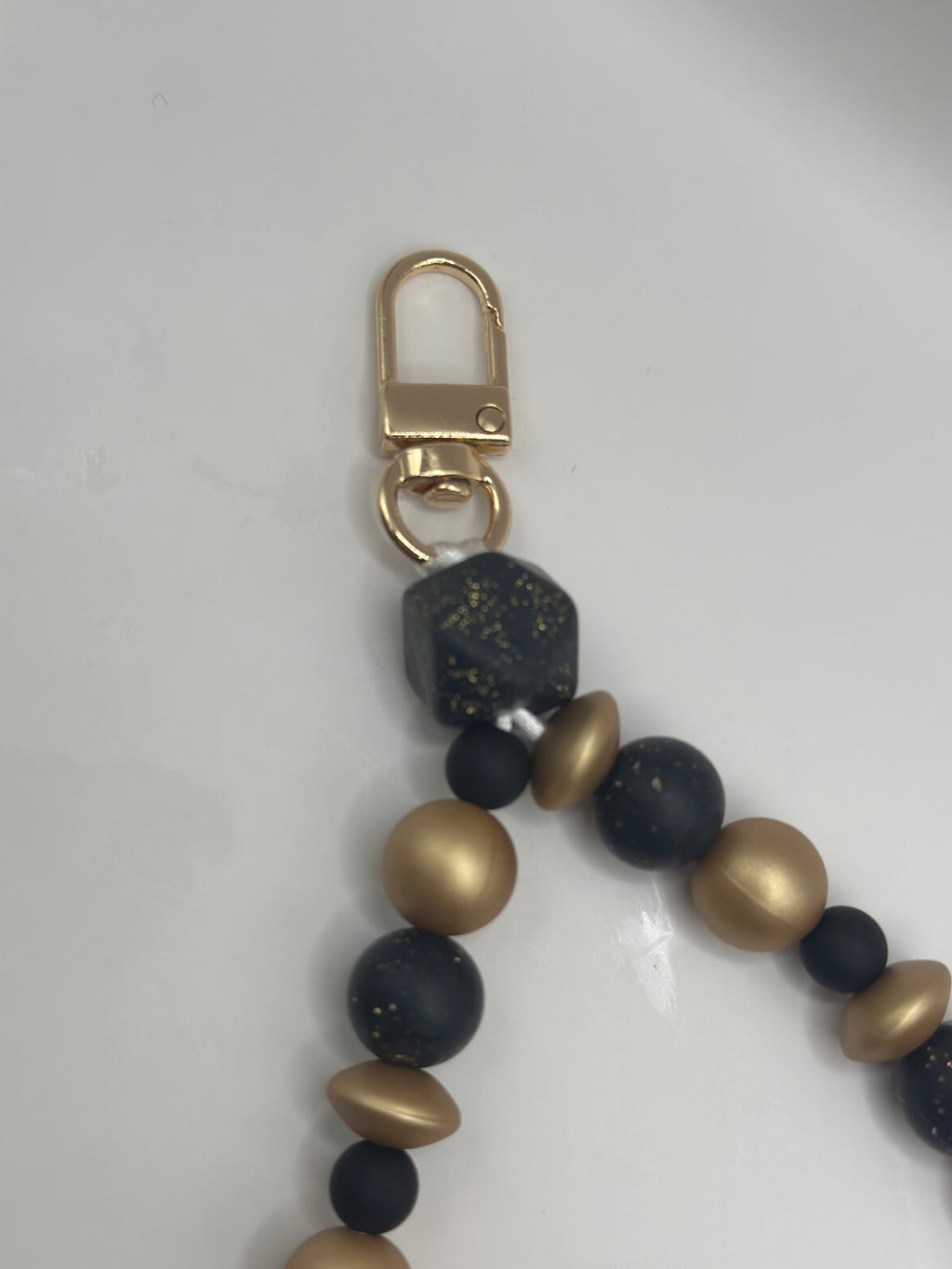 Bijou Téléphone Noir et Doré Élégant - Fait Main France | Atelier Aorée