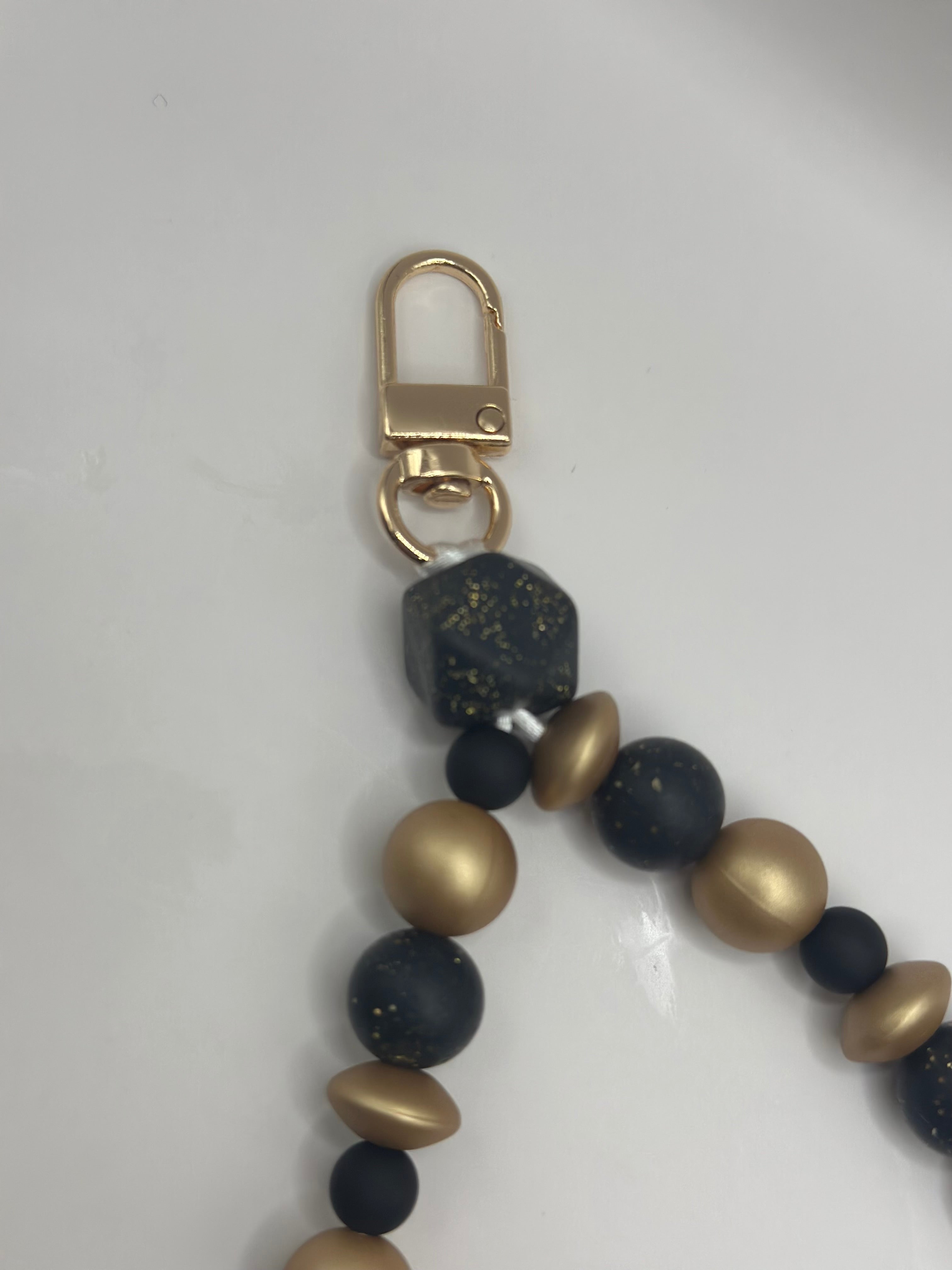 Bijou Téléphone Noir et Doré Élégant - Fait Main France | Atelier Aorée