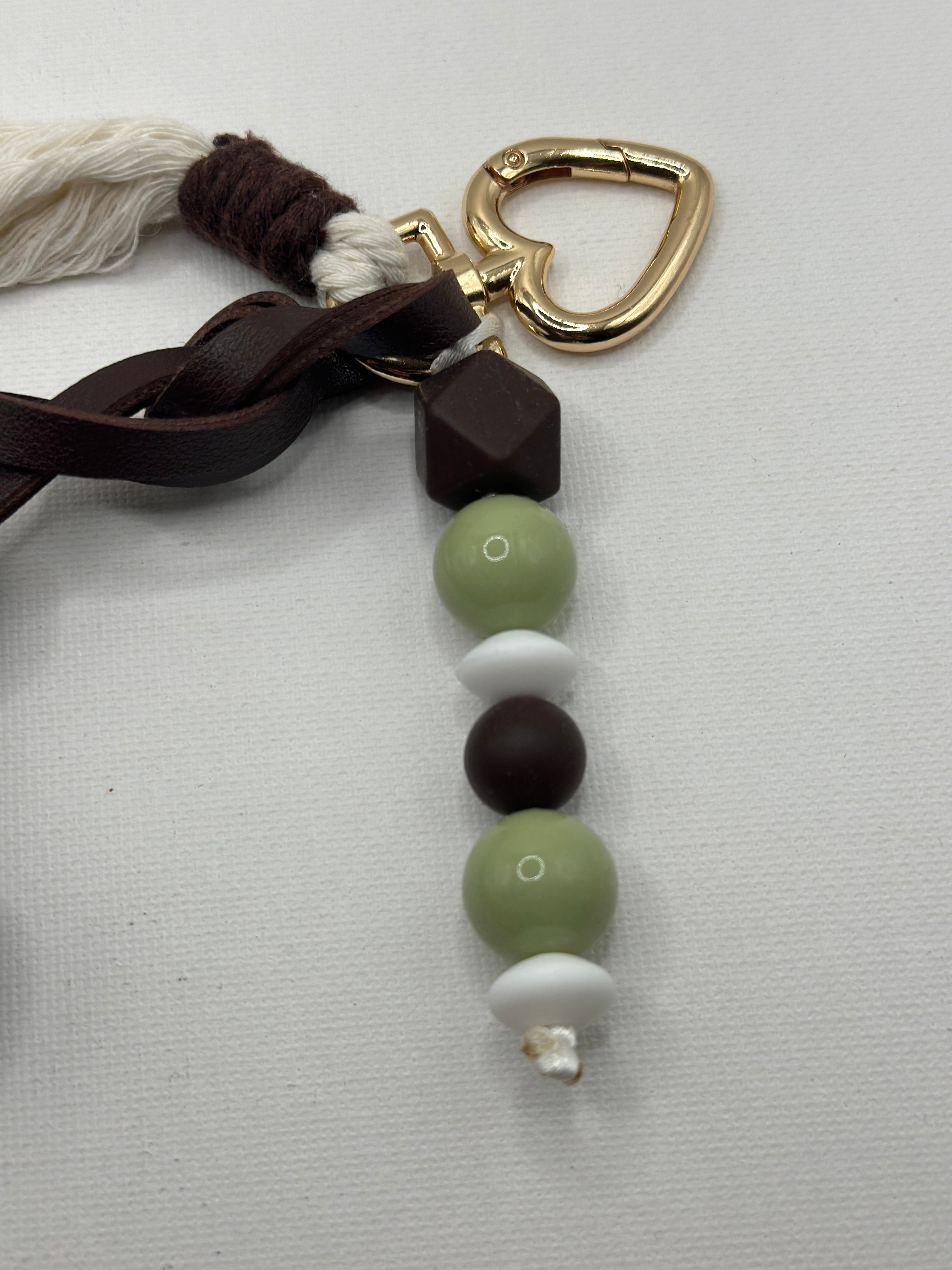 Bijou de Sac Nounours Chocolat et Vert Brillant - Fait Main France | Atelier Aorée