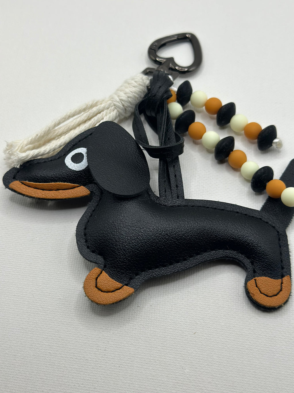 Bijou de Sac Teckel Noir & Marron - Fait Main France | Atelier Aorée