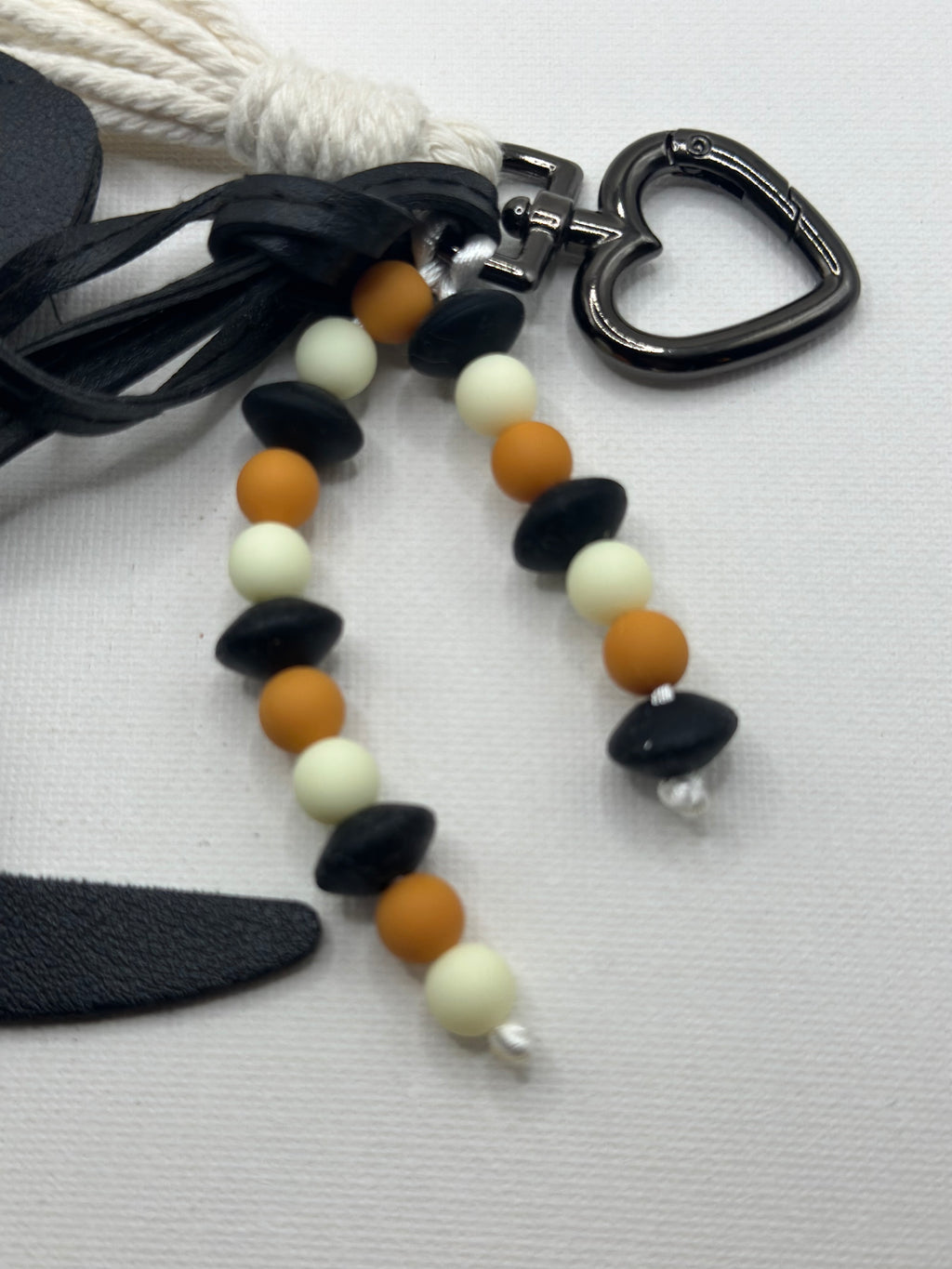 Bijou de Sac Teckel Noir & Marron - Fait Main France | Atelier Aorée