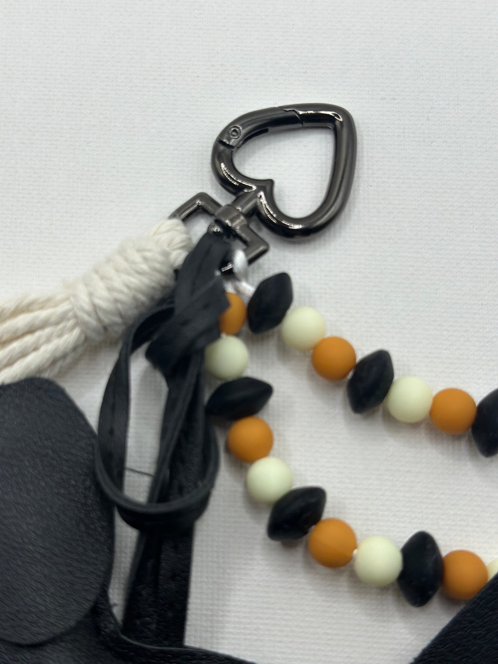 Bijou de Sac Teckel Noir & Marron - Fait Main France | Atelier Aorée