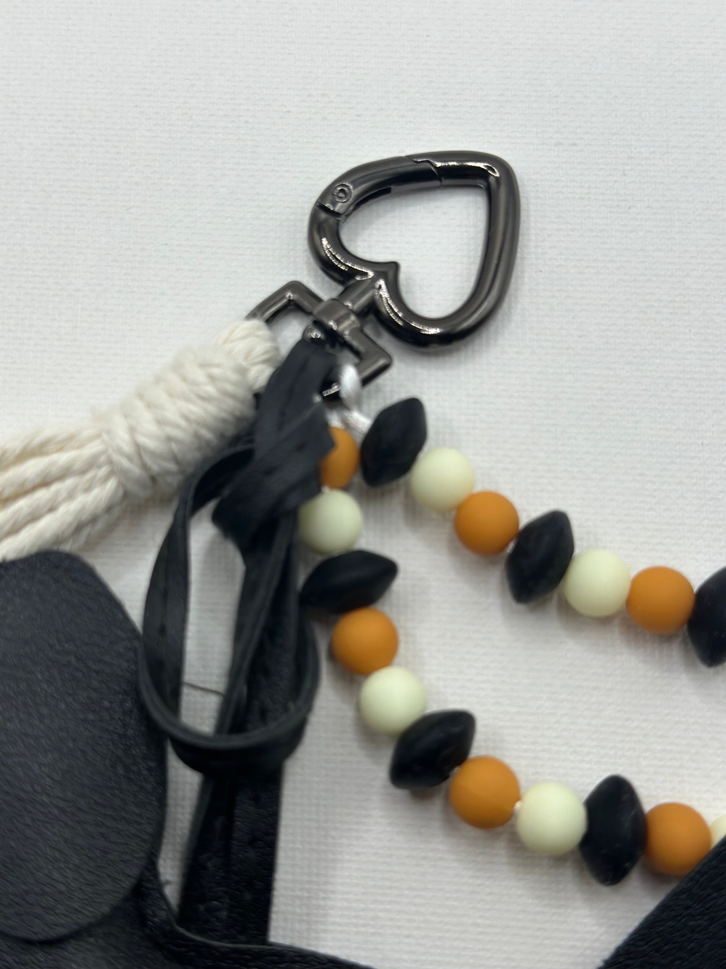 Bijou de Sac Teckel Noir & Marron - Fait Main France | Atelier Aorée