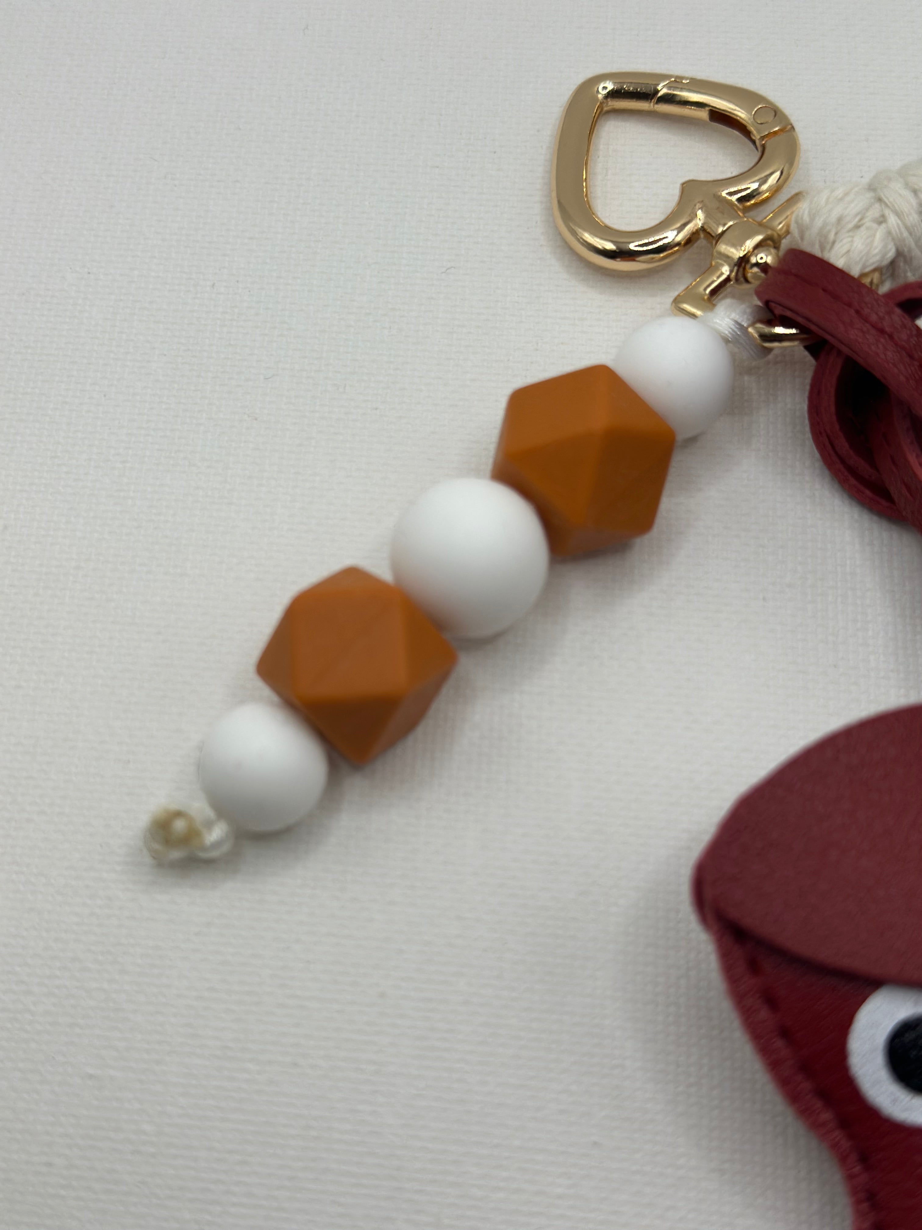 Bijou de Sac Teckel Bordeaux & Blanc - Fait Main France | Atelier Aorée