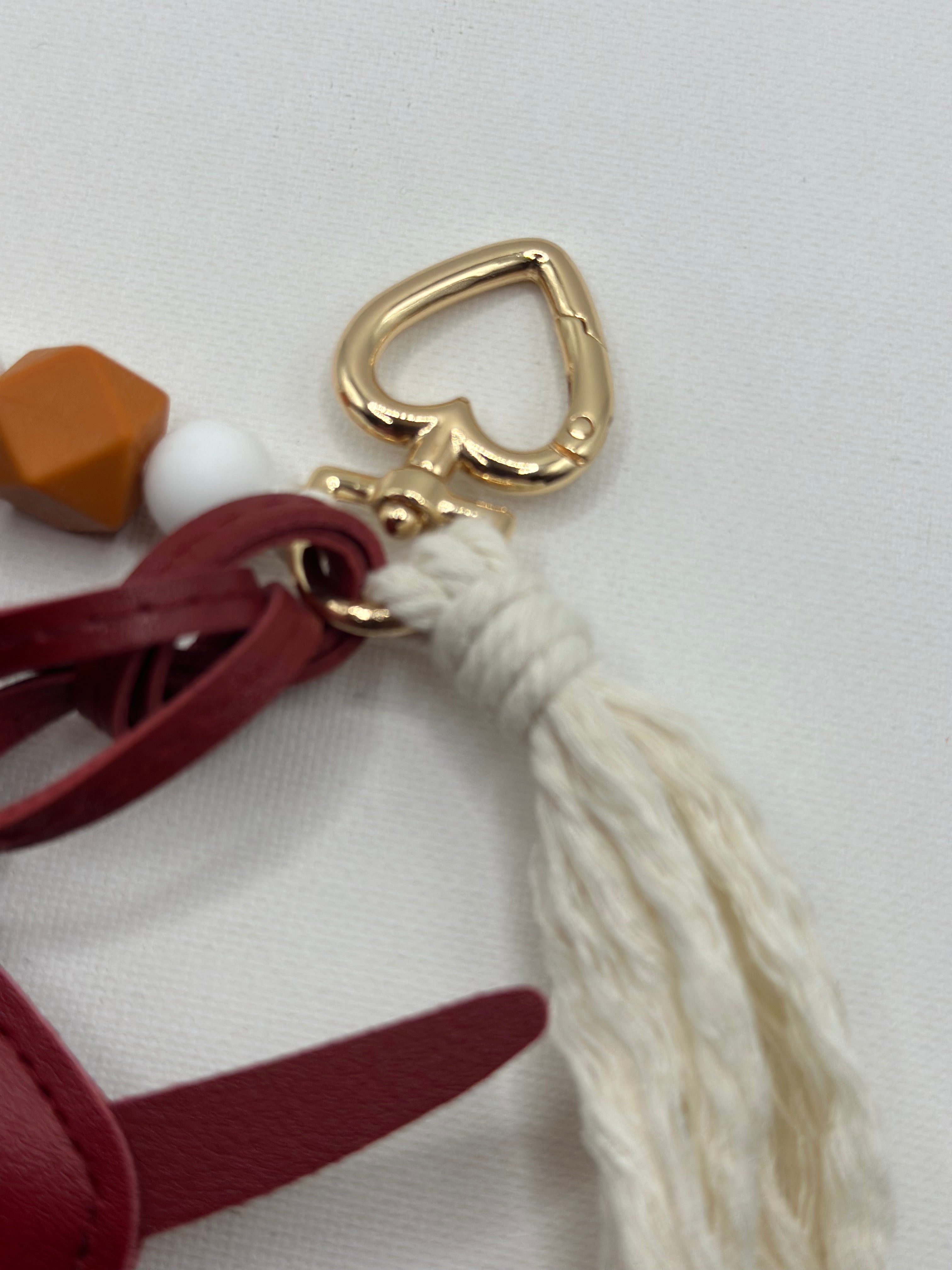 Bijou de Sac Teckel Bordeaux & Blanc - Fait Main France | Atelier Aorée