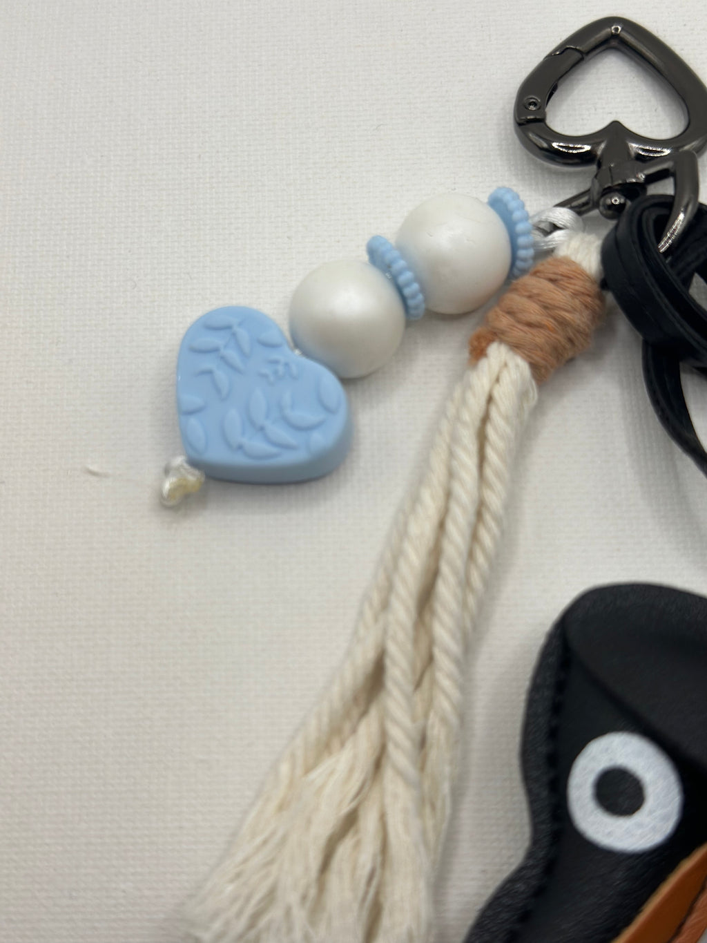 Bijou de Sac Teckel Noir & Bleu - Fait Main France | Atelier Aorée