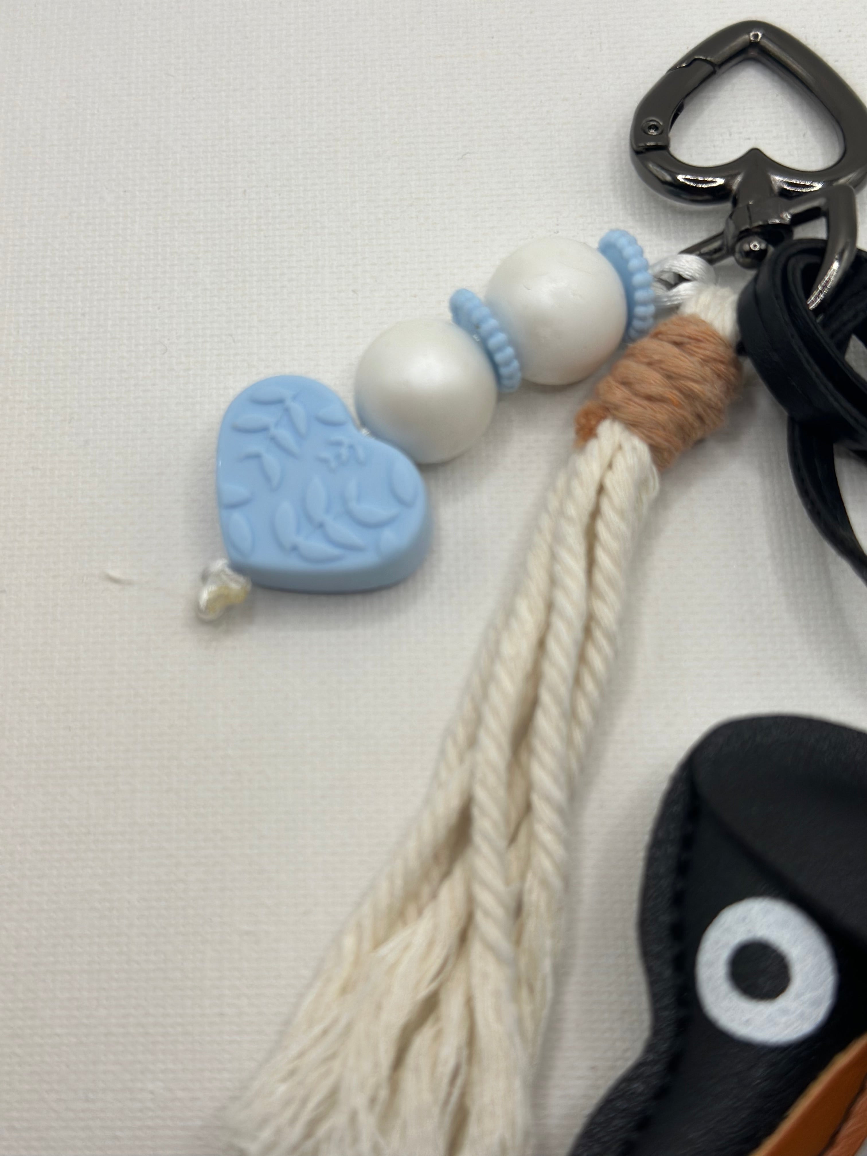 Bijou de Sac Teckel Noir & Bleu - Fait Main France | Atelier Aorée