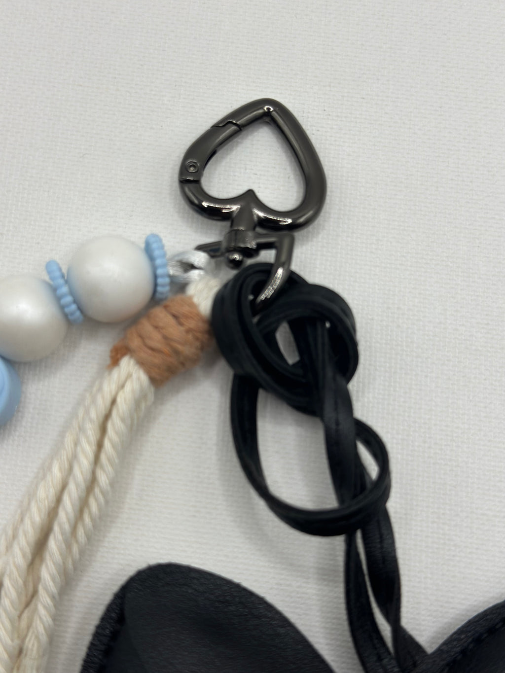 Bijou de Sac Teckel Noir & Bleu - Fait Main France | Atelier Aorée