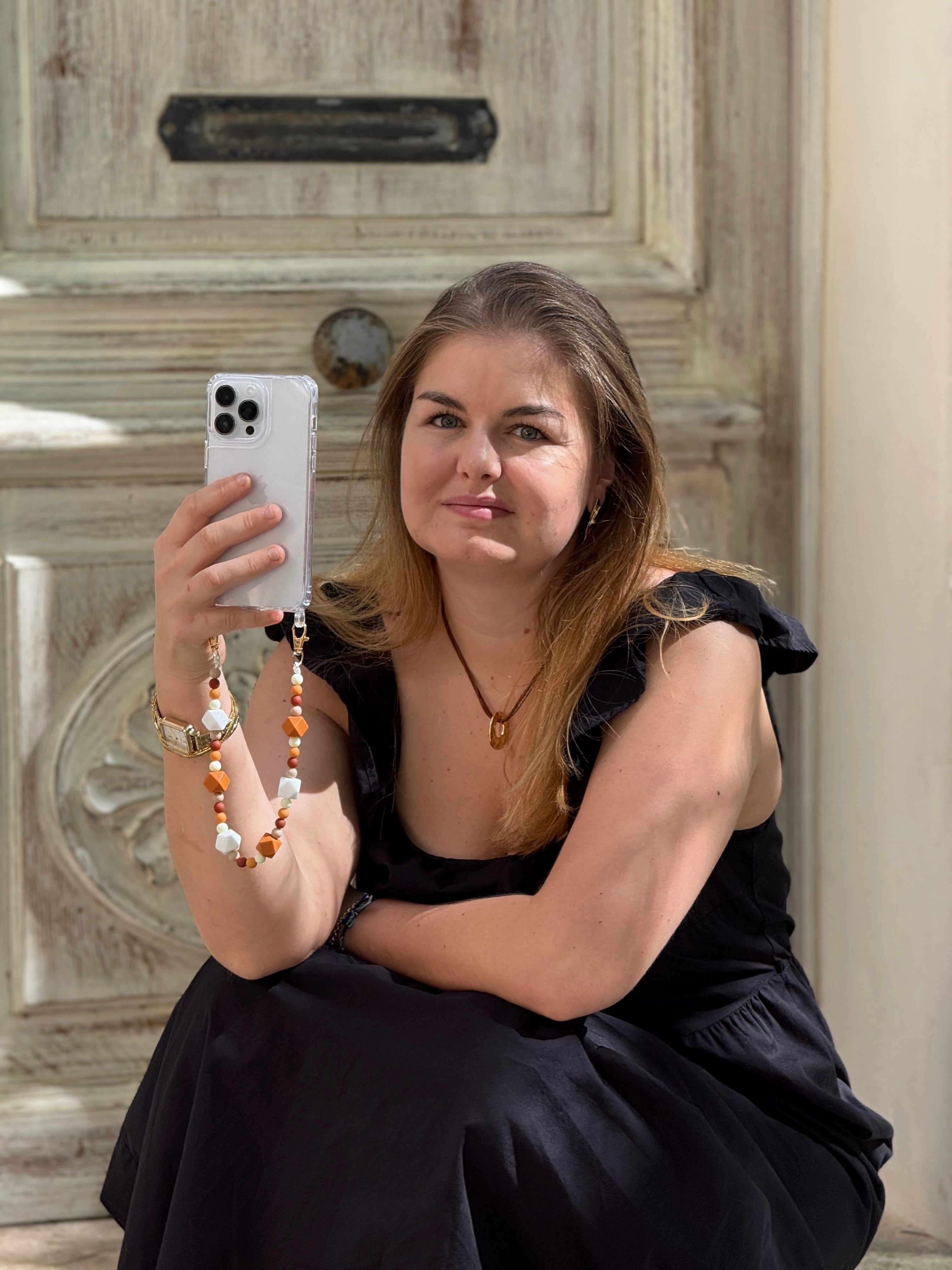 Bijou chaîne téléphone marron 36cm tons naturels perles bois Atelier Aorée
