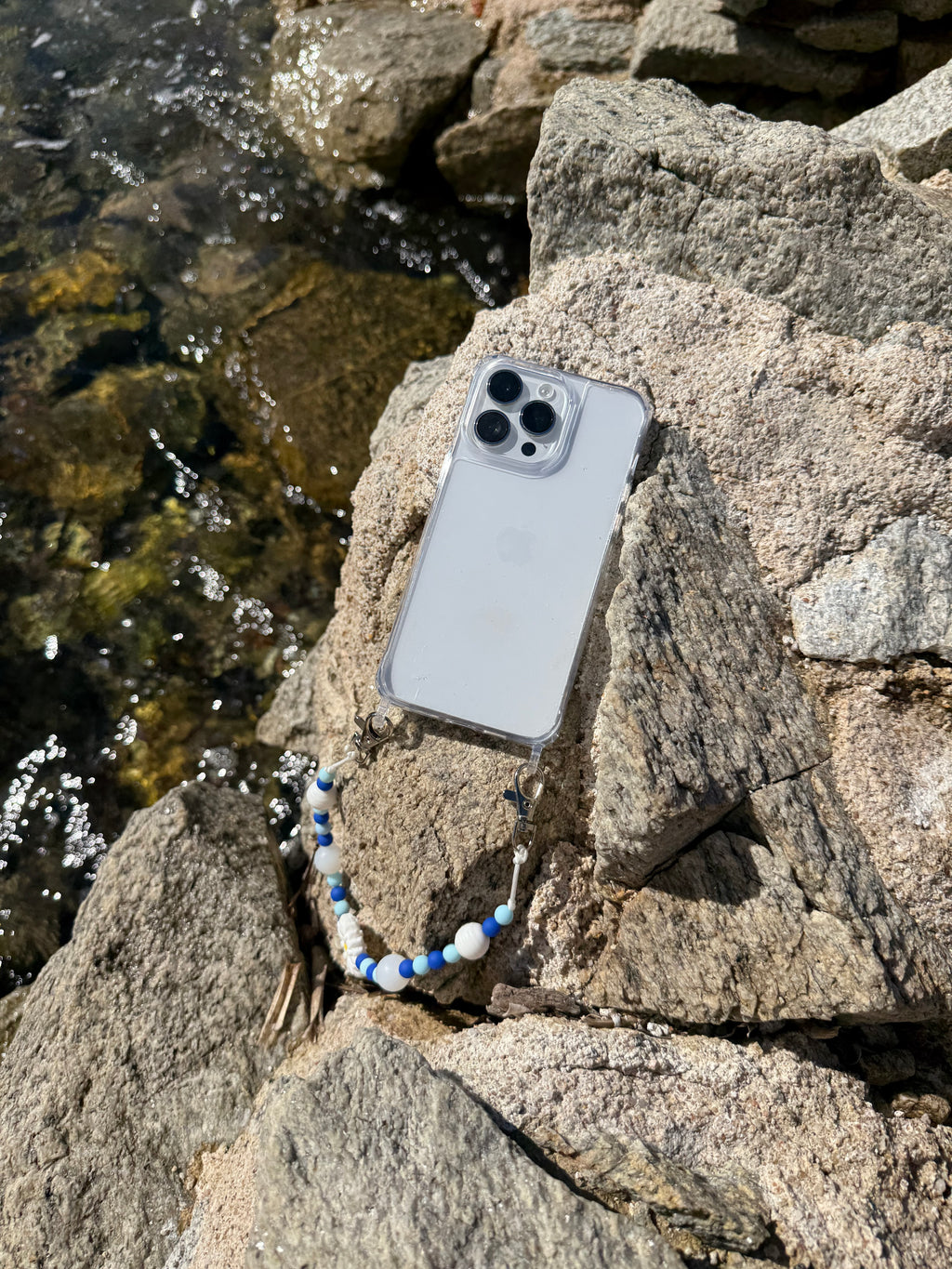 Bijou chaîne téléphone bleu ciel 36cm perles azur sérénité Atelier Aorée
