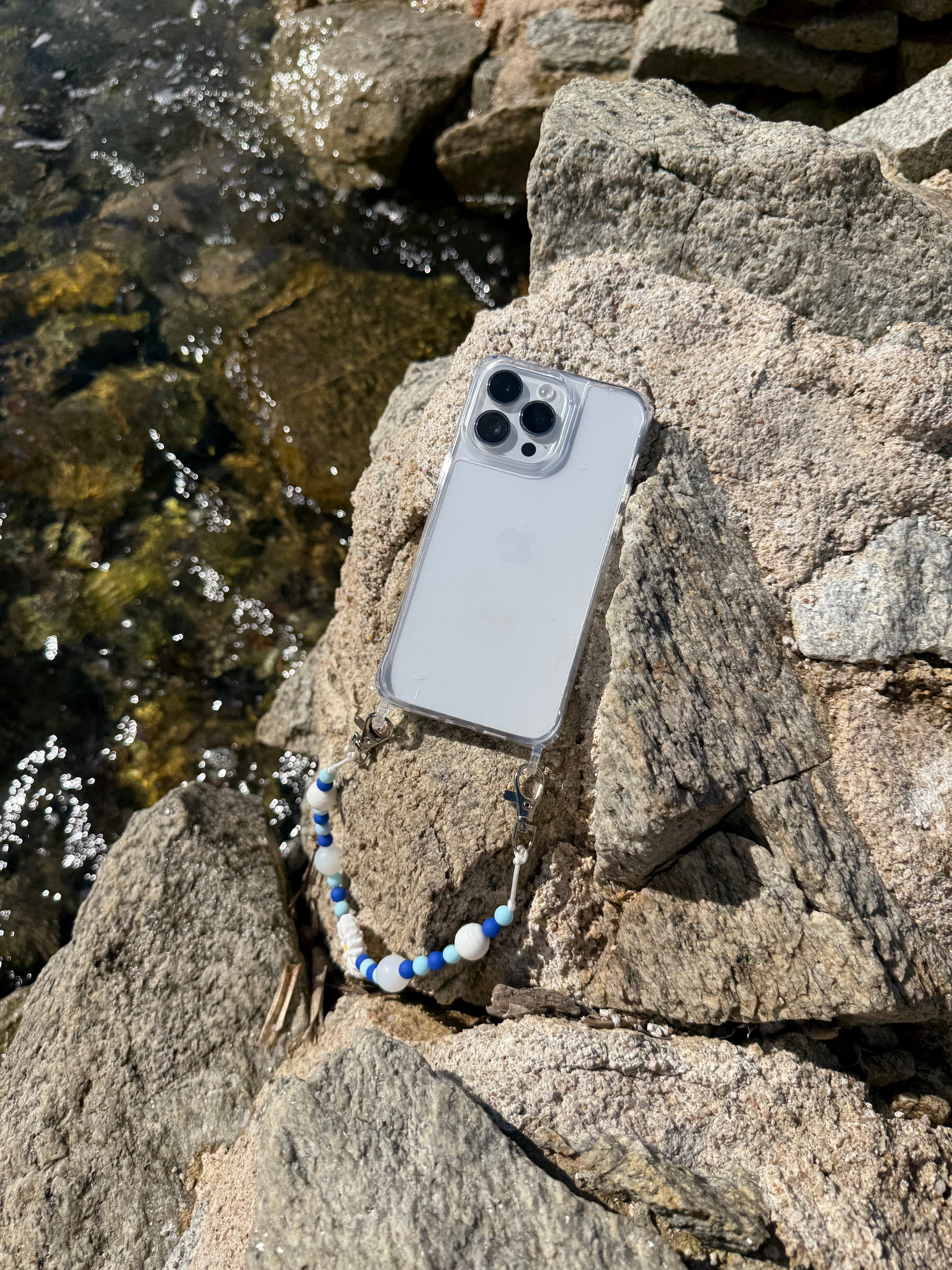 Bijou chaîne téléphone bleu ciel 36cm perles azur sérénité Atelier Aorée
