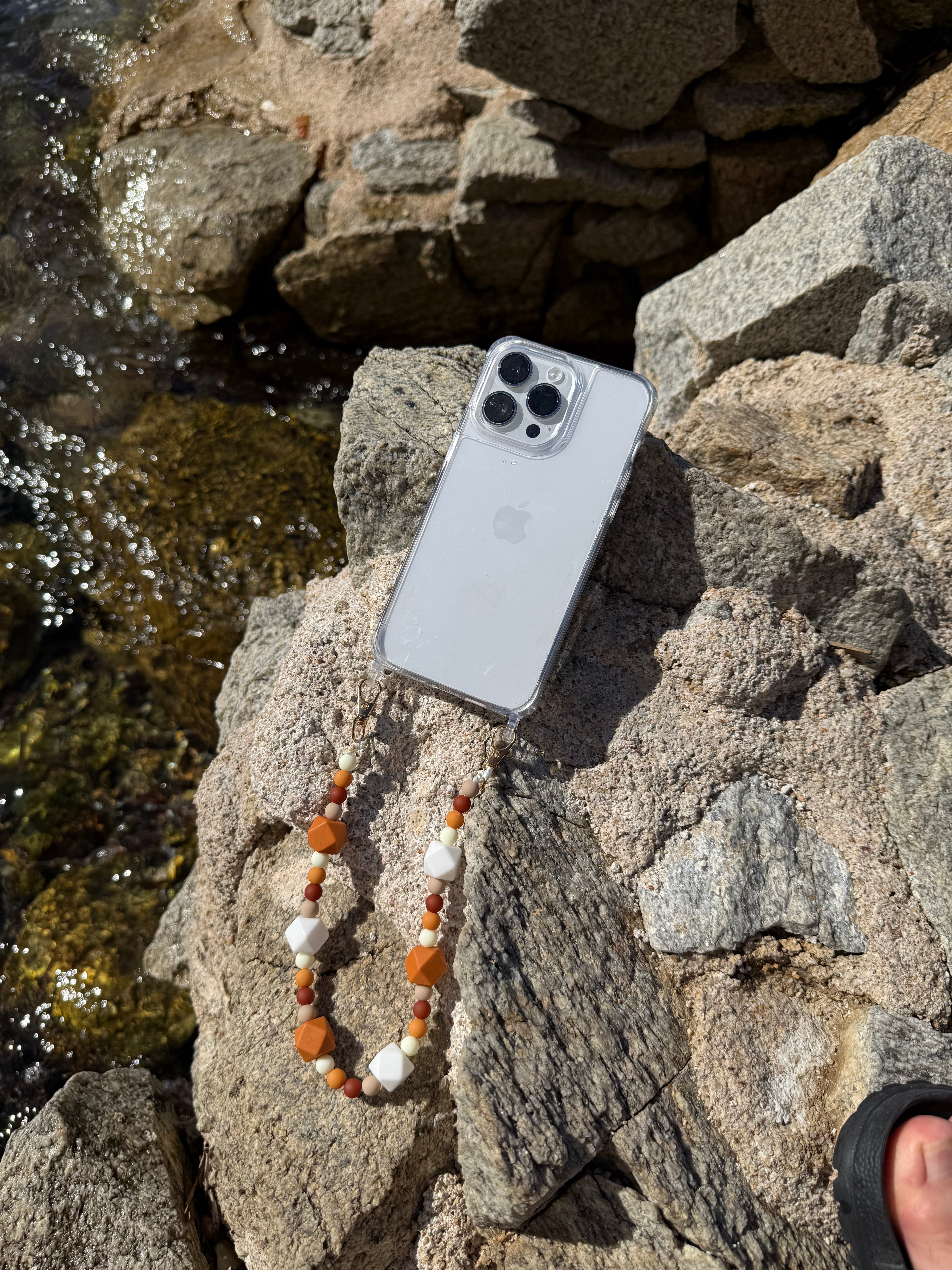 Bijou chaîne téléphone marron 36cm tons naturels perles bois Atelier Aorée
