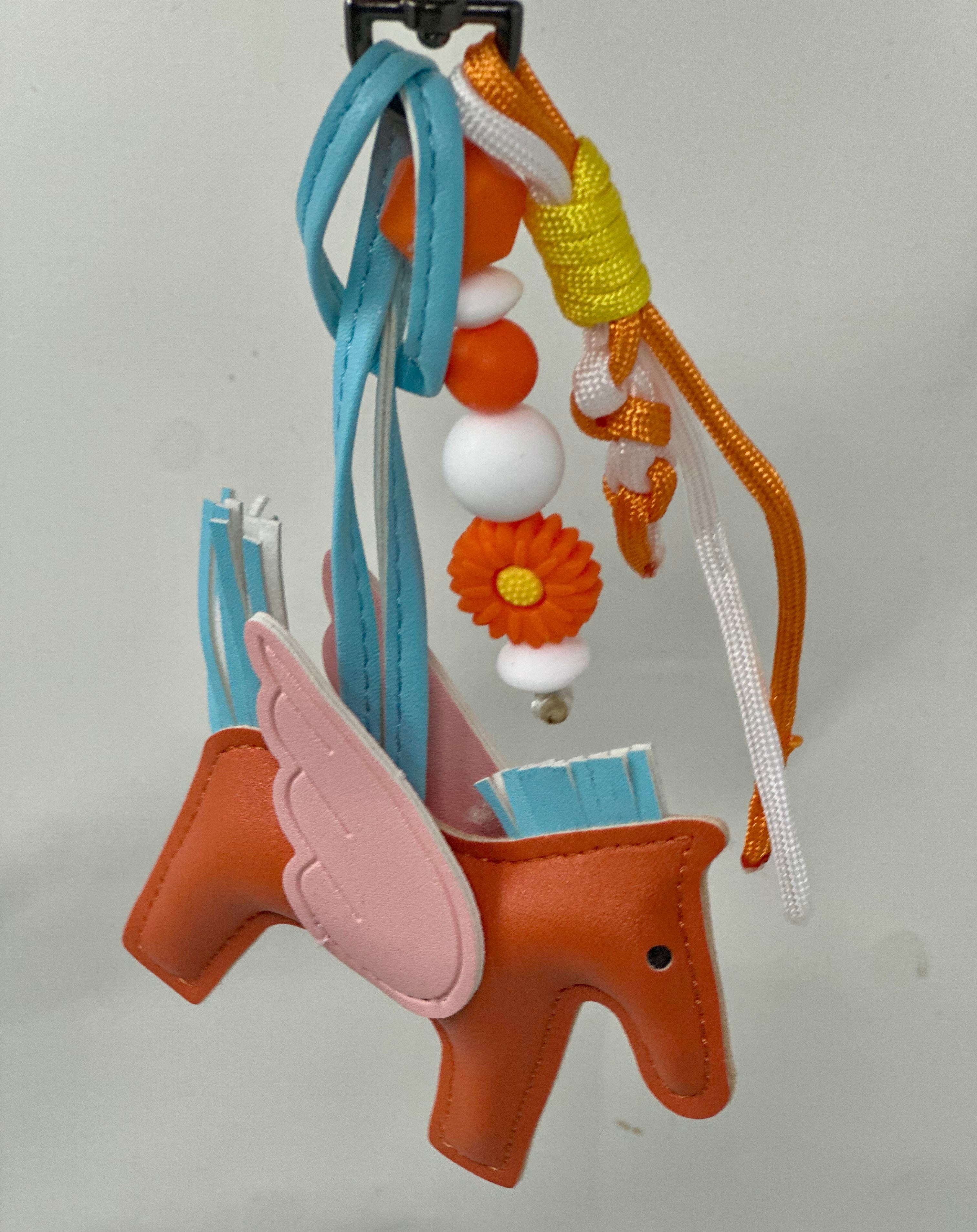 Le Grigri cheval orange & blanc - Atelier Aorée