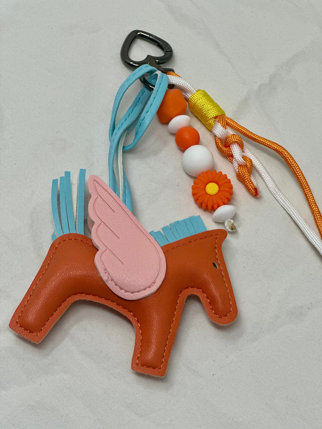 Le Grigri cheval orange & blanc - Atelier Aorée