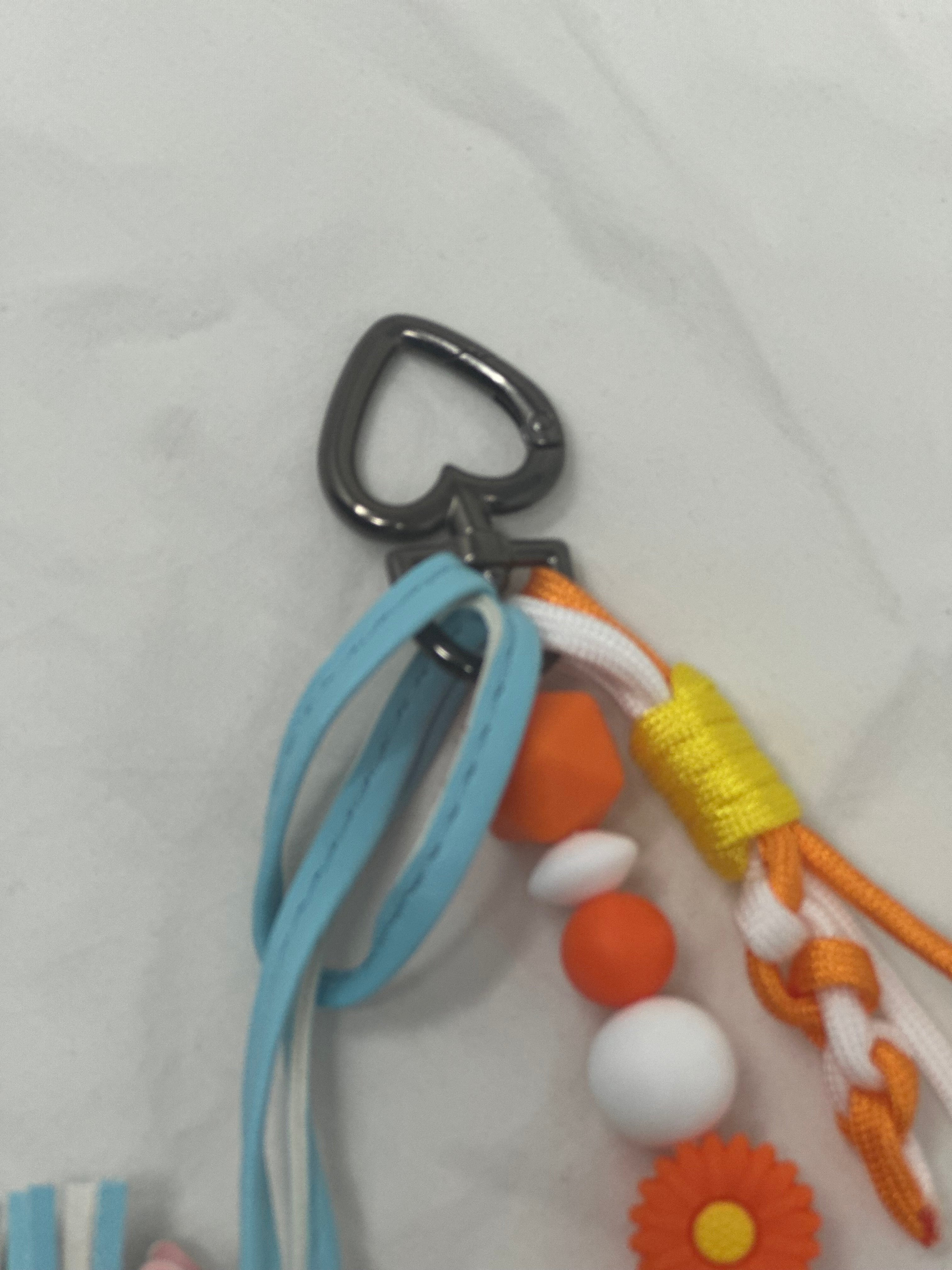 Le Grigri cheval orange & blanc - Atelier Aorée