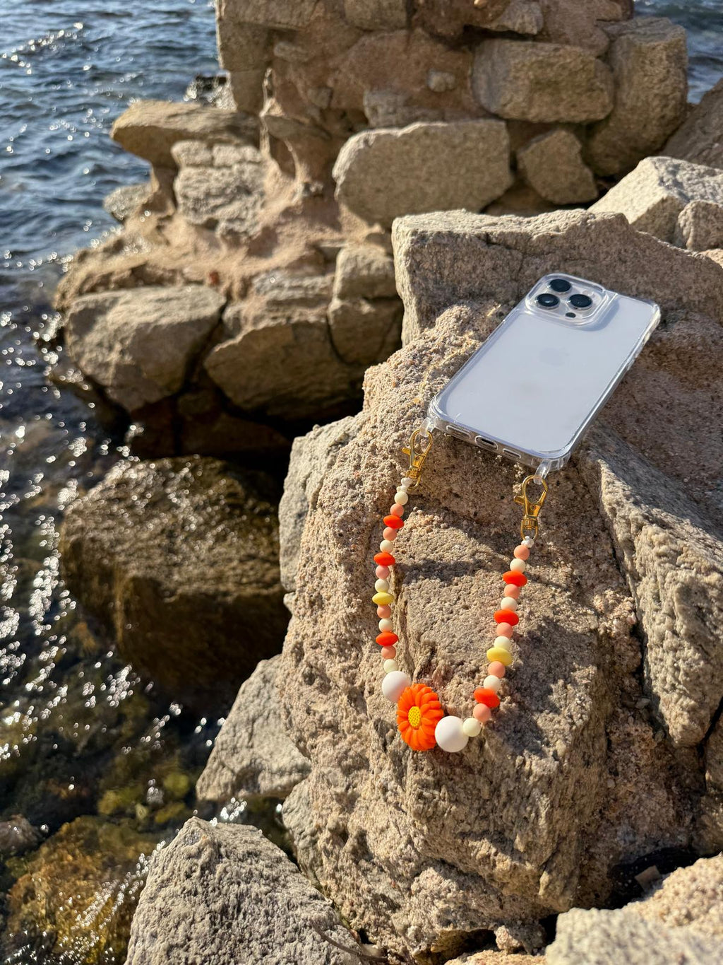 Bijou chaîne téléphone doré 36cm rayon soleil perles dorées Atelier Aorée
